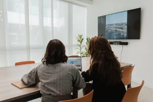 Sala meeting con schermo per presentazioni e videoconferenze