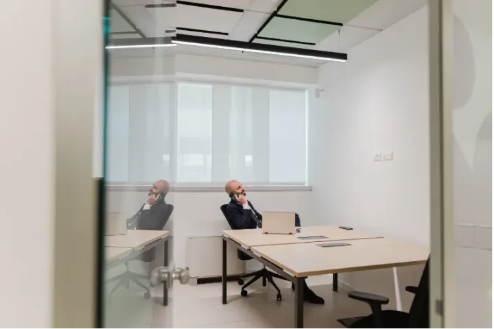 Ufficio servito con postazioni di lavoro e luce naturale