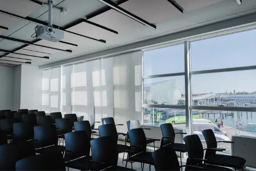 Sala formazione allestita a platea con vista sulla laguna